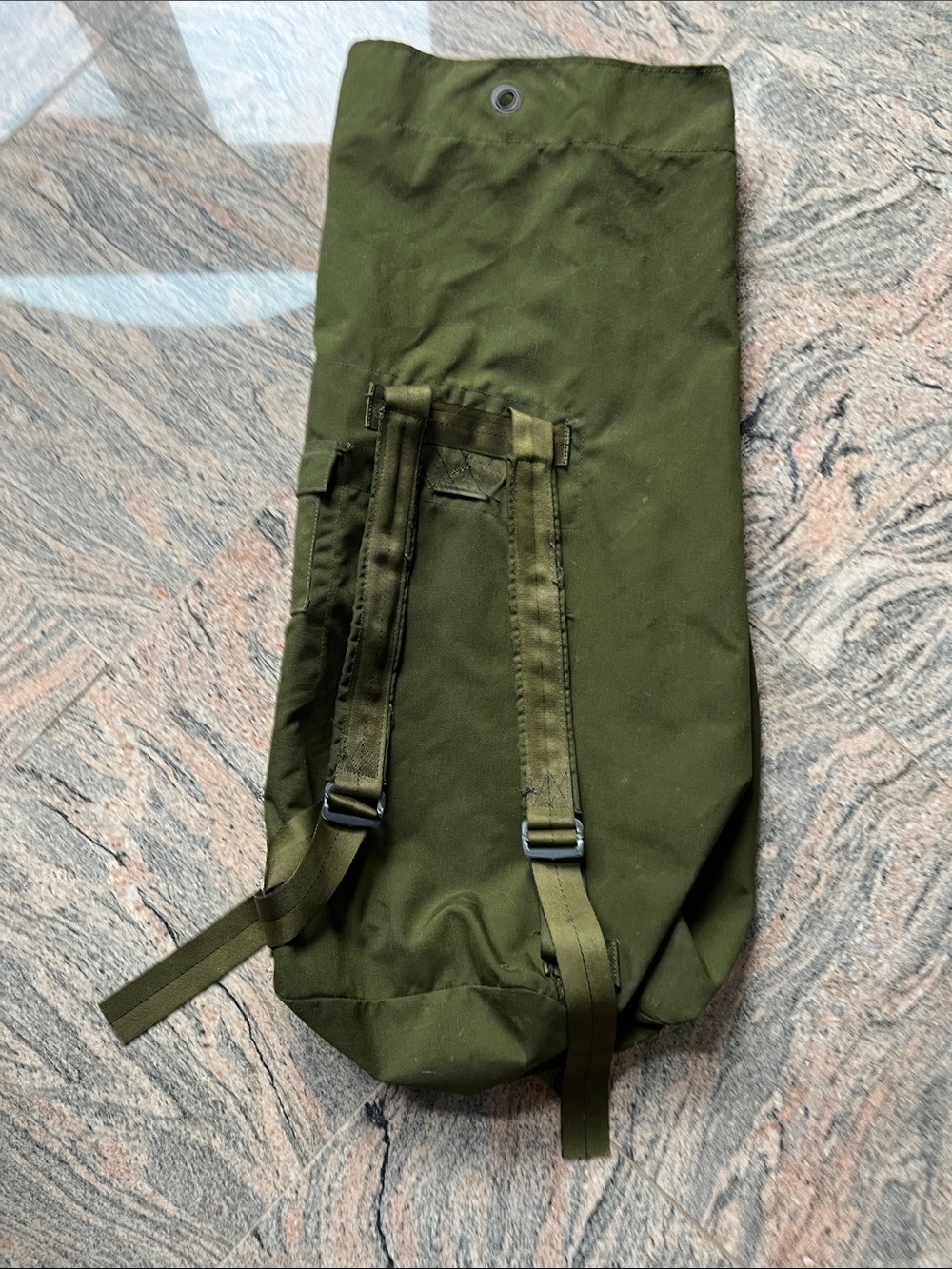 US Military-Style Olive Green Duffel Bag Excellent used condition